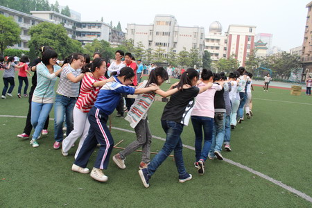 合肥七中2013年高三心理拓展訓(xùn)練趣味運(yùn)動(dòng)會(huì)女生接龍跑