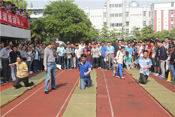 合肥七中成功舉辦2015屆高三心理拓展訓(xùn)練運(yùn)動(dòng)會(huì)(圖1)