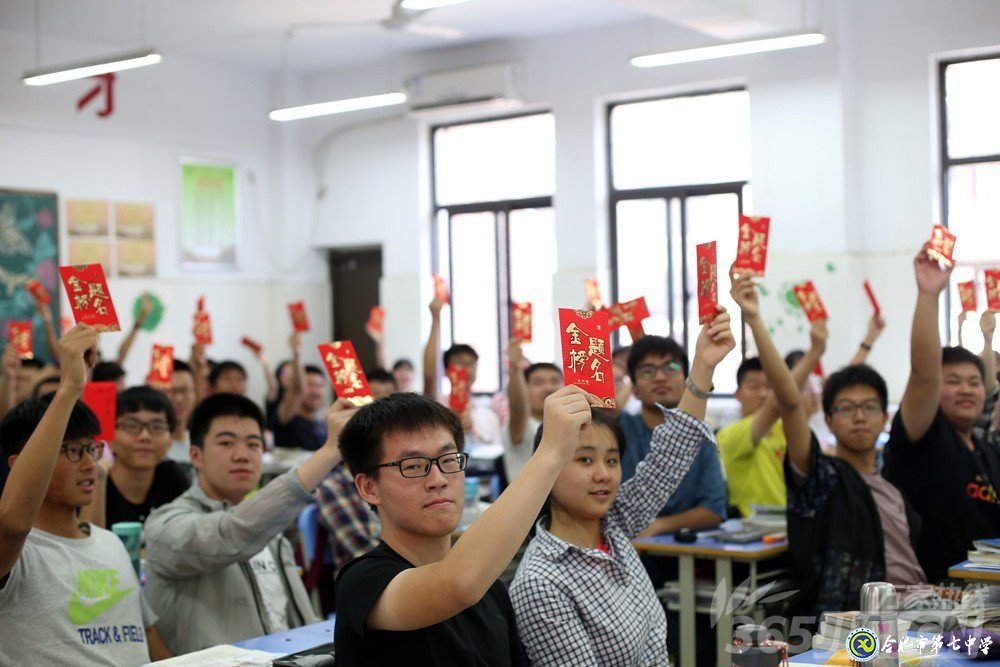 萬家熱線：感人！實拍合肥七中畢業(yè)班最后一課：班級大合唱《明天你好》（組圖）(圖9)