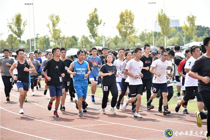 師生齊暢跑   青春共飛揚(圖1)