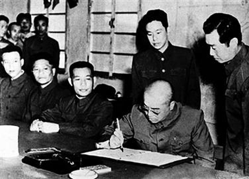 1953年7月27日，彭德懷在朝鮮停戰(zhàn)協(xié)定上簽字.png