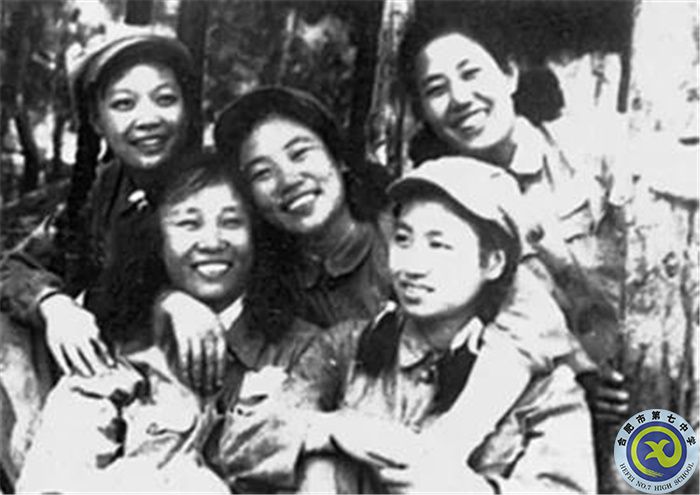 常香玉在朝鮮戰(zhàn)場與志愿軍女戰(zhàn)士在一起.jpg