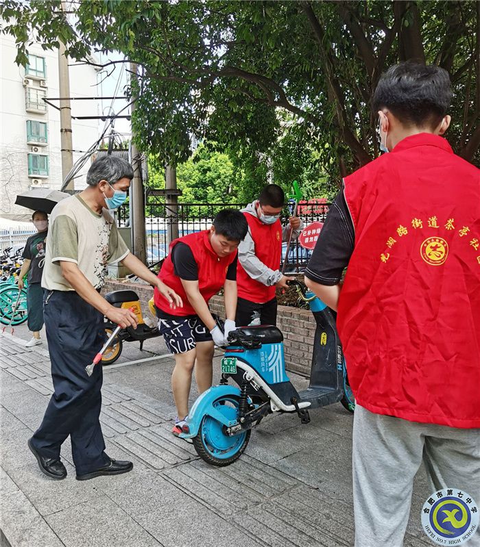 六班學(xué)子志愿忙，爭為社區(qū)添風(fēng)采(圖3)