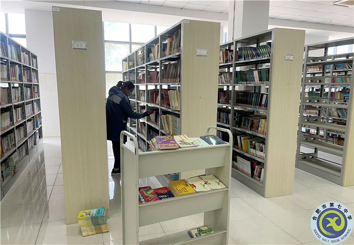 合肥七中圖書館開展所有圖書倒順架、清查工作(圖2)